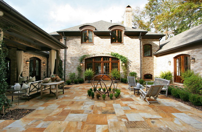 Immagine di un patio o portico chic di medie dimensioni e in cortile con pavimentazioni in pietra naturale e nessuna copertura