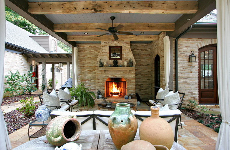 Immagine di un patio o portico american style di medie dimensioni e dietro casa con un tetto a sbalzo