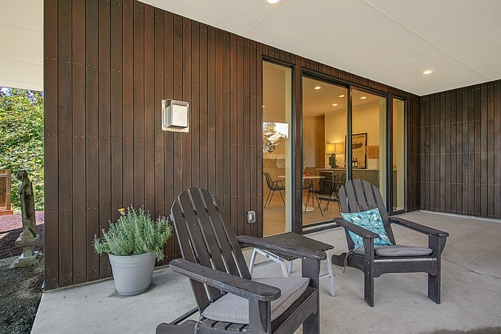 Стильный дизайн: маленький двор на заднем дворе в стиле модернизм с покрытием из бетонных плит и навесом для на участке и в саду - последний тренд