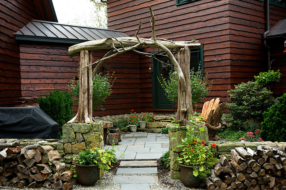 На фото: маленький двор на переднем дворе в стиле рустика с покрытием из каменной брусчатки без защиты от солнца для на участке и в саду