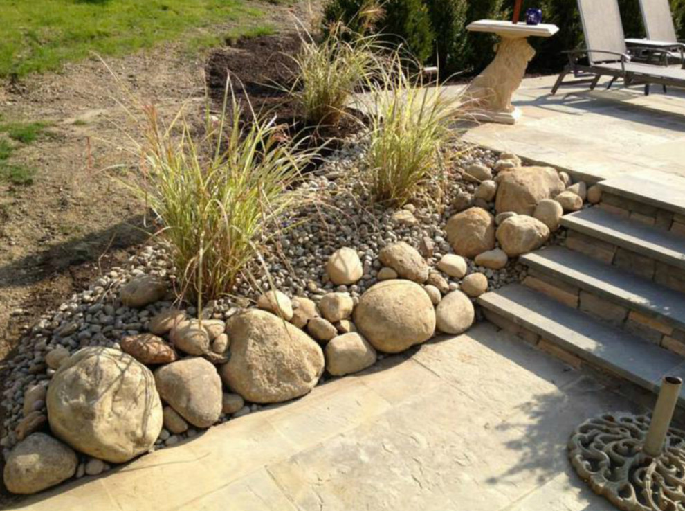 Foto de patio contemporáneo en patio trasero con adoquines de piedra natural y pérgola