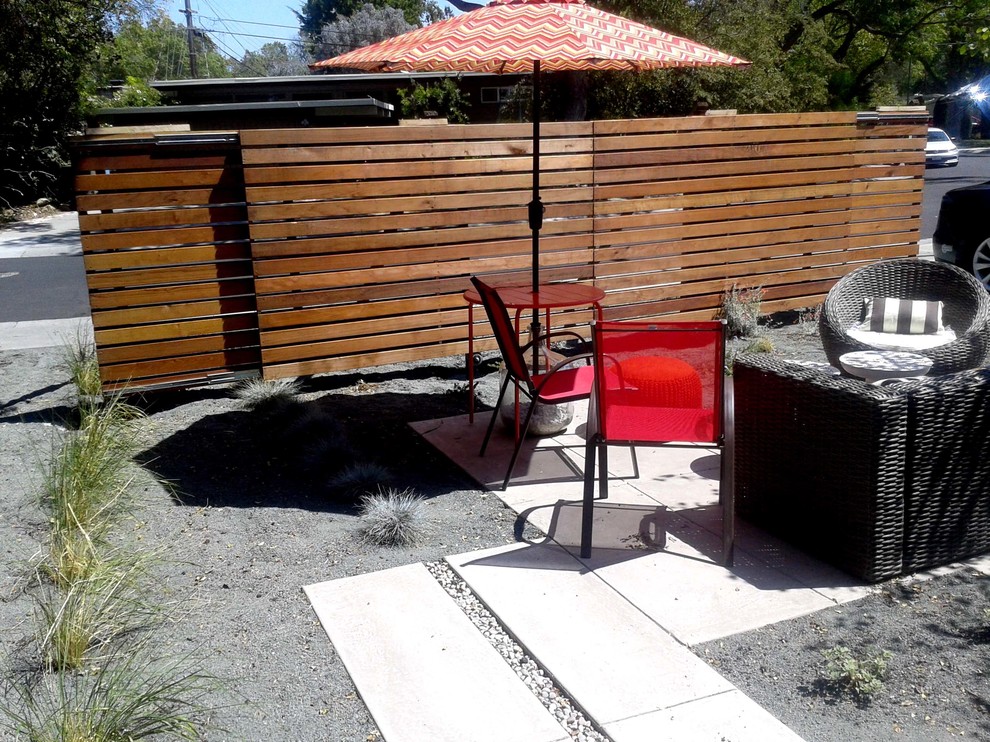 Modelo de patio actual de tamaño medio sin cubierta en patio delantero con adoquines de hormigón