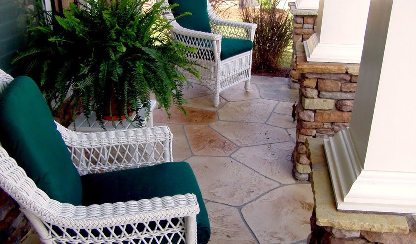Foto de patio de estilo americano en patio trasero con adoquines de hormigón