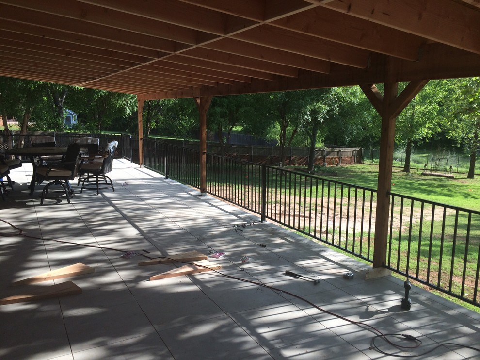 Immagine di un grande patio o portico tradizionale dietro casa con pavimentazioni in cemento e una pergola