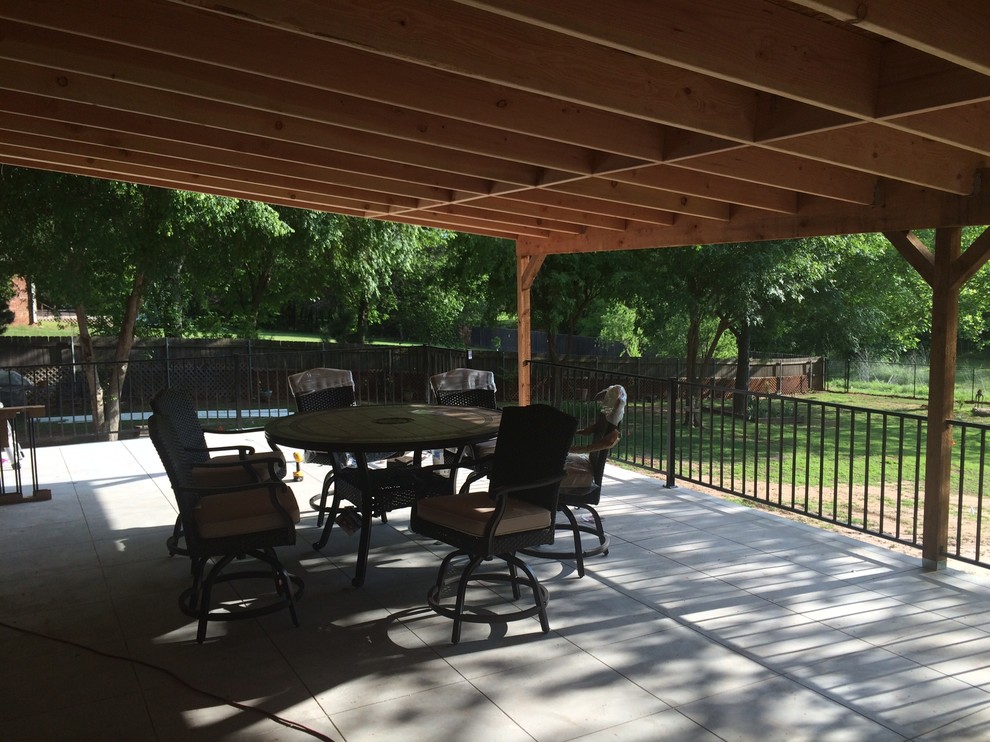 Foto di un grande patio o portico chic dietro casa con pavimentazioni in cemento e una pergola