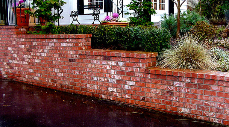 Unbedeckter Patio hinter dem Haus mit Kübelpflanzen und Pflastersteinen in Portland