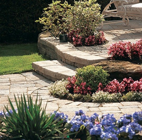 Diseño de jardín en patio trasero con jardín de macetas y adoquines de piedra natural