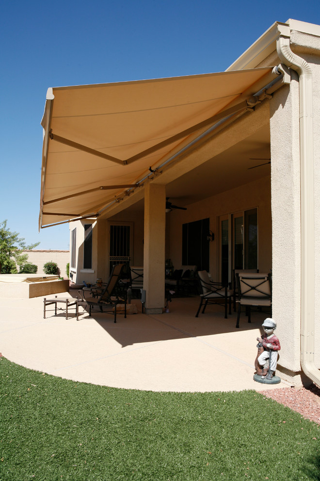 Aménagement d'une terrasse arrière classique de taille moyenne avec un auvent.