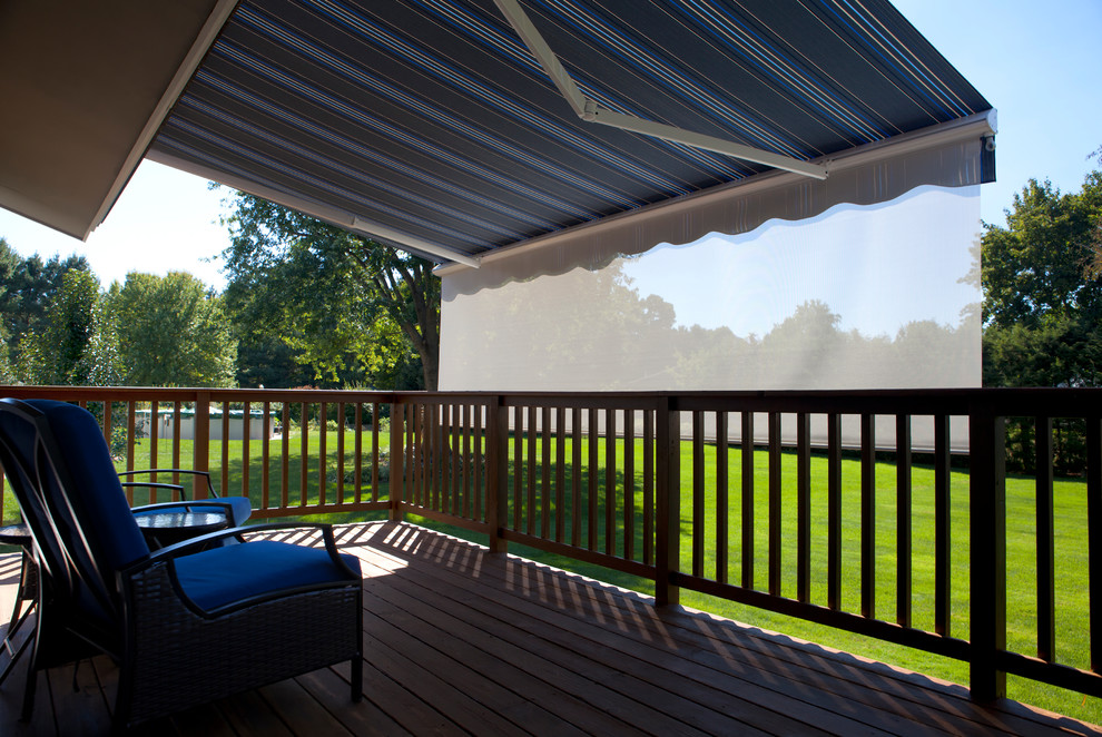 Inspiration pour une terrasse en bois arrière minimaliste de taille moyenne avec un auvent.