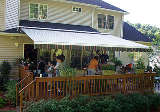 Immagine di un grande patio o portico chic dietro casa con fontane, pavimentazioni in cemento e un parasole