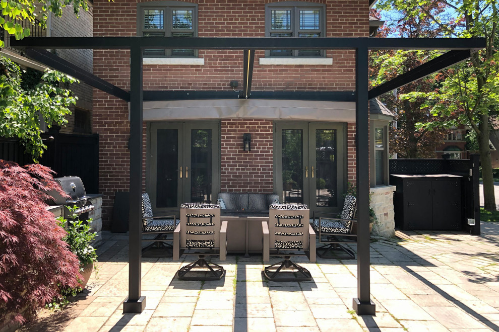 Пример оригинального дизайна: пергола во дворе частного дома на заднем дворе в стиле модернизм с мощением тротуарной плиткой