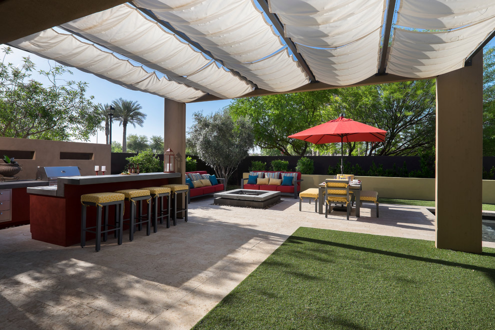 Foto di un patio o portico design di medie dimensioni e dietro casa con fontane, piastrelle e un parasole