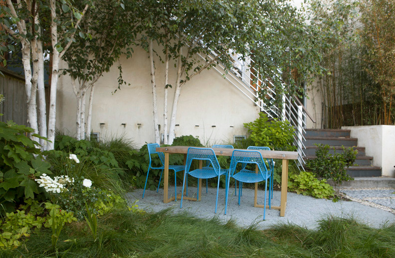 Foto de patio moderno pequeño en patio trasero con gravilla