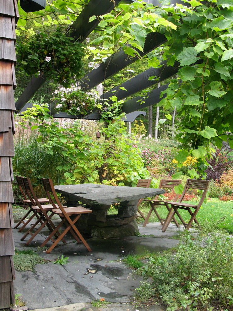 バーリントンにあるお手頃価格の小さなトラディショナルスタイルのおしゃれな裏庭のテラス (パーゴラ、天然石敷き) の写真