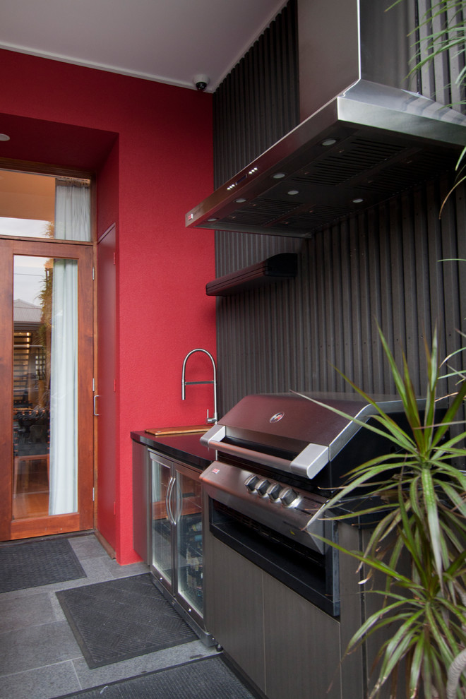 Kleiner, Gefliester, Überdachter Moderner Patio hinter dem Haus mit Outdoor-Küche in Melbourne