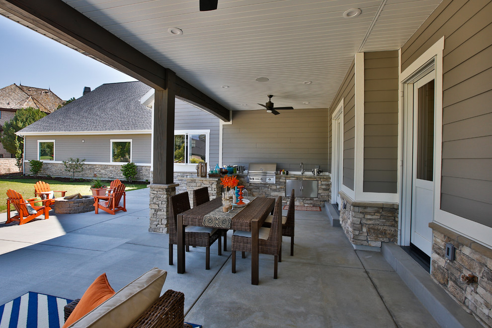 Пример оригинального дизайна: большой двор на заднем дворе в стиле неоклассика (современная классика) с летней кухней, покрытием из бетонных плит и навесом