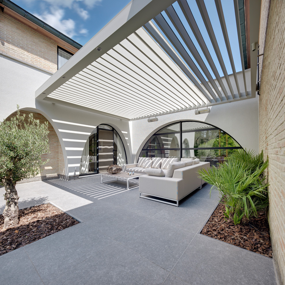 Inspiration for a contemporary courtyard patio remodel in Buckinghamshire