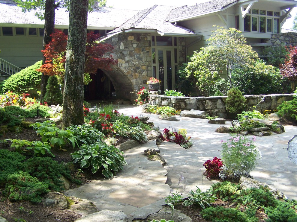 Стильный дизайн: большой двор на заднем дворе в стиле неоклассика (современная классика) с покрытием из каменной брусчатки - последний тренд