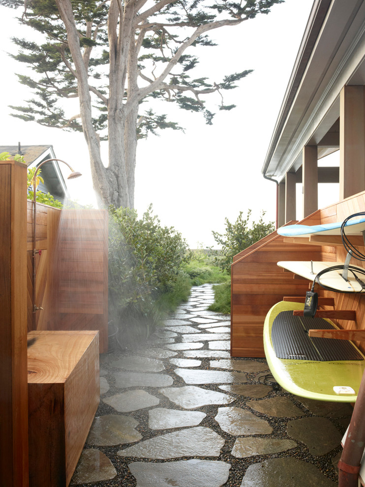 Diseño de patio costero sin cubierta con adoquines de piedra natural