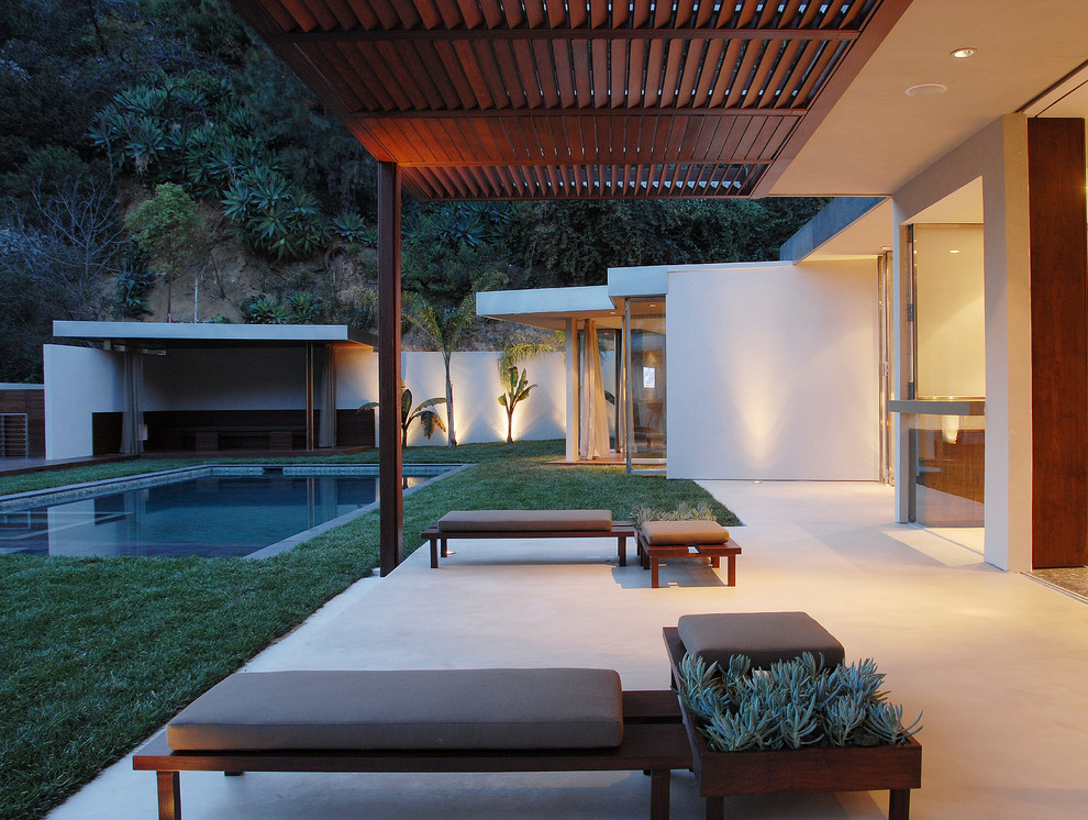 Photo of a modern patio in Los Angeles.