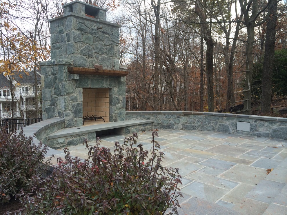 Aménagement d'une terrasse arrière classique de taille moyenne avec des pavés en pierre naturelle et aucune couverture.