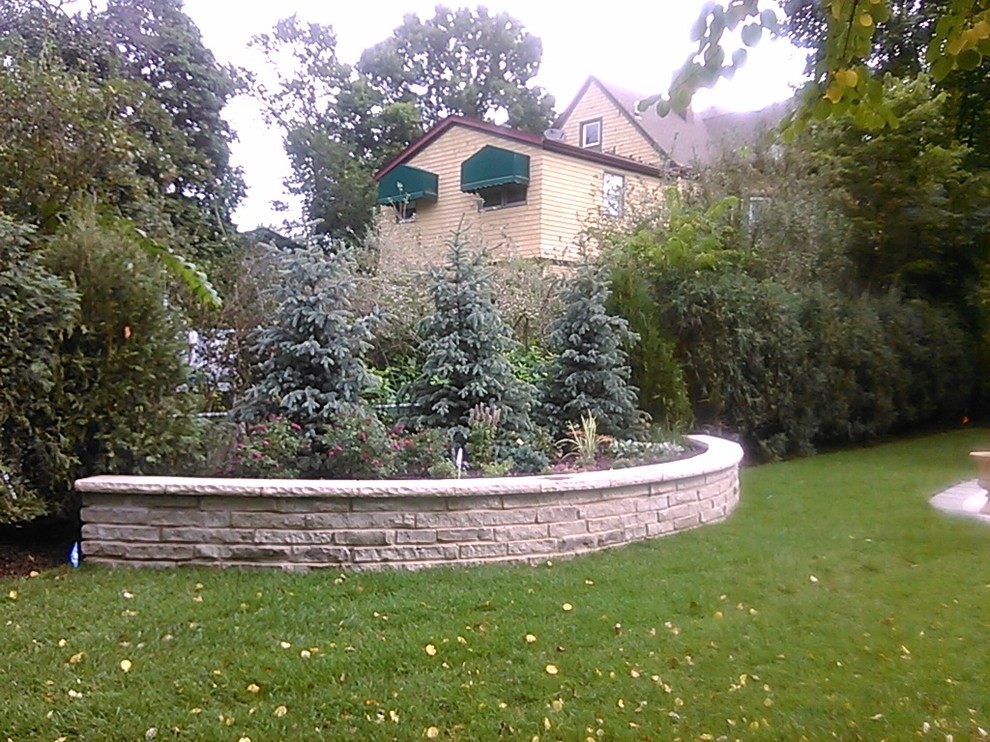 Idee per un patio o portico vittoriano dietro casa con pavimentazioni in pietra naturale