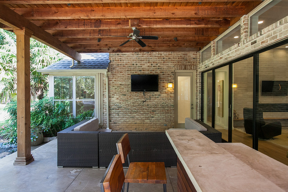 Großer, Überdachter Moderner Patio hinter dem Haus mit Outdoor-Küche und Betonplatten in Dallas