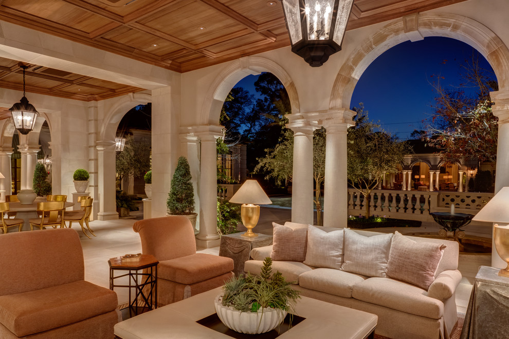 Стильный дизайн: огромный двор на заднем дворе в классическом стиле с покрытием из каменной брусчатки и навесом - последний тренд
