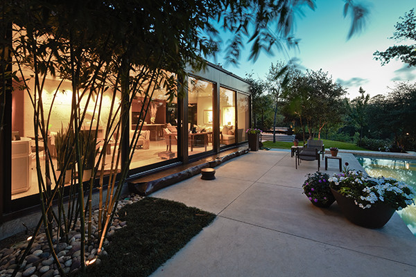Свежая идея для дизайна: двор на заднем дворе в стиле ретро с покрытием из бетонных плит без защиты от солнца - отличное фото интерьера