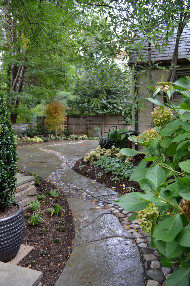 Ejemplo de patio de estilo americano pequeño sin cubierta en patio trasero con adoquines de piedra natural