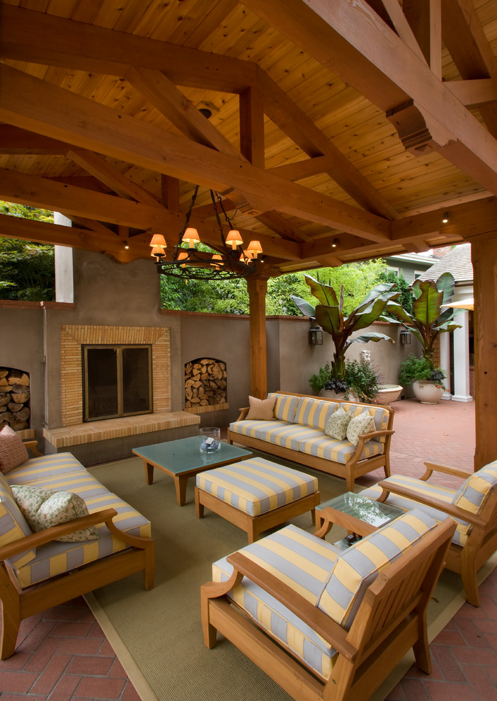 Cette image montre une terrasse traditionnelle avec un foyer extérieur.