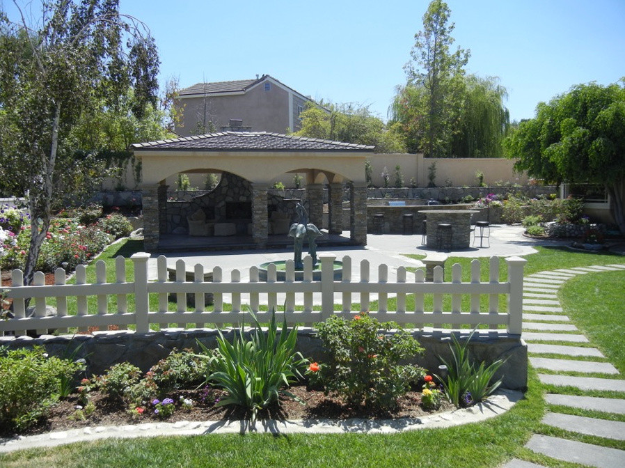 Esempio di un grande patio o portico chic dietro casa con pavimentazioni in cemento e un gazebo o capanno