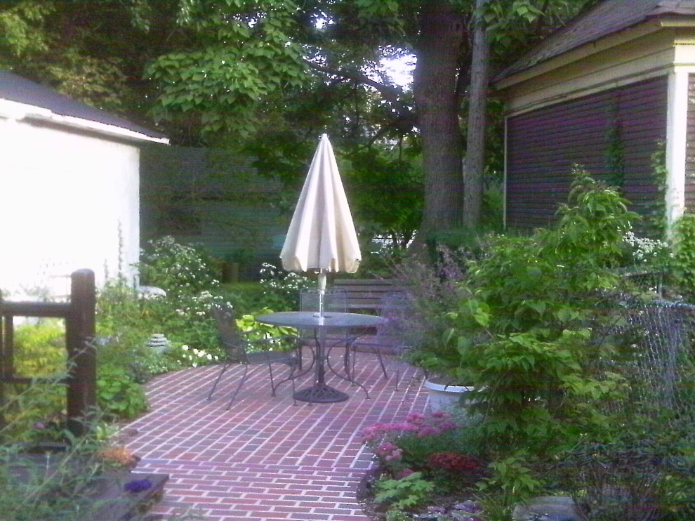 Foto di un piccolo patio o portico chic in cortile con pavimentazioni in mattoni e nessuna copertura