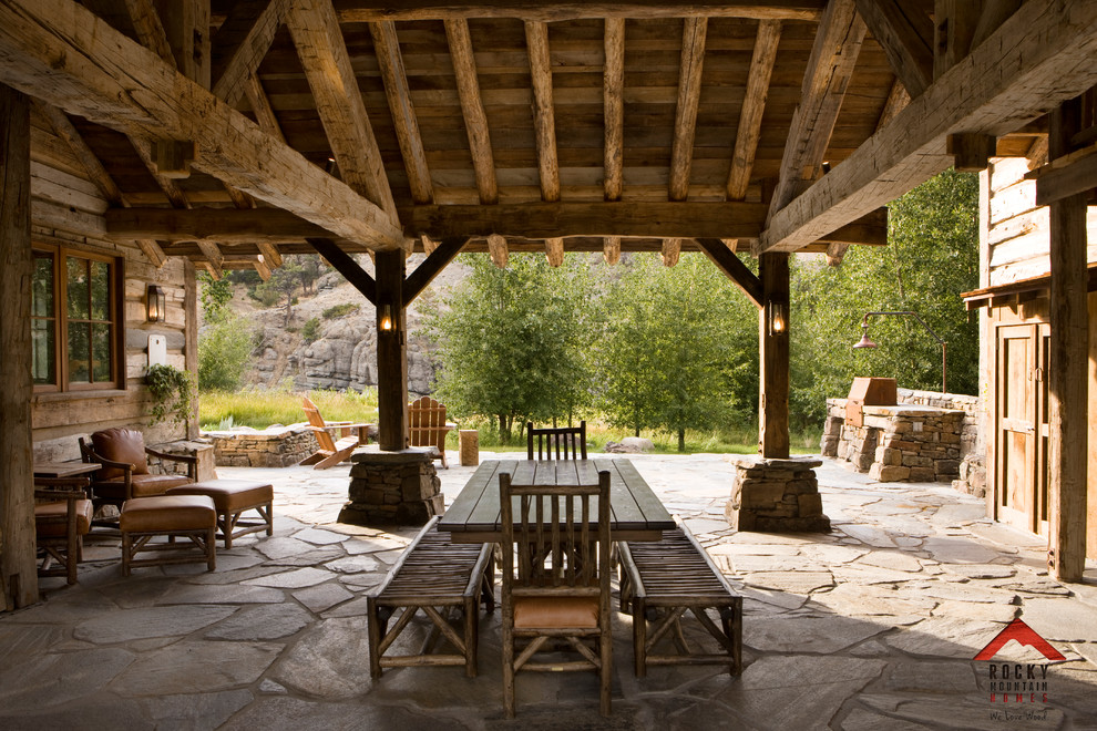 Foto de patio rústico de tamaño medio en patio lateral y anexo de casas con cocina exterior y adoquines de piedra natural
