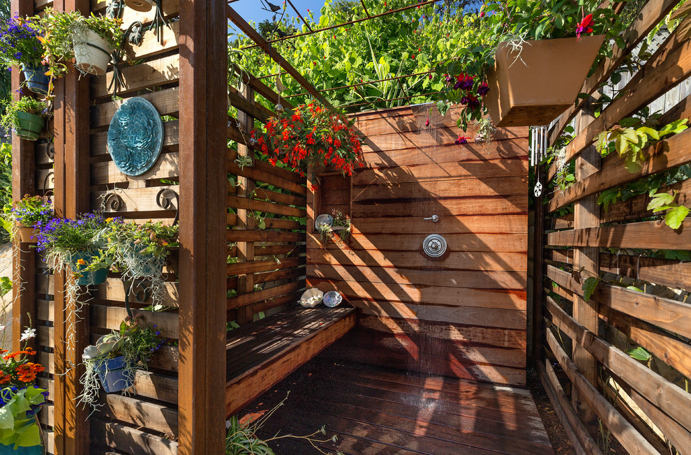 Идея дизайна: двор в стиле фьюжн с летним душем и настилом