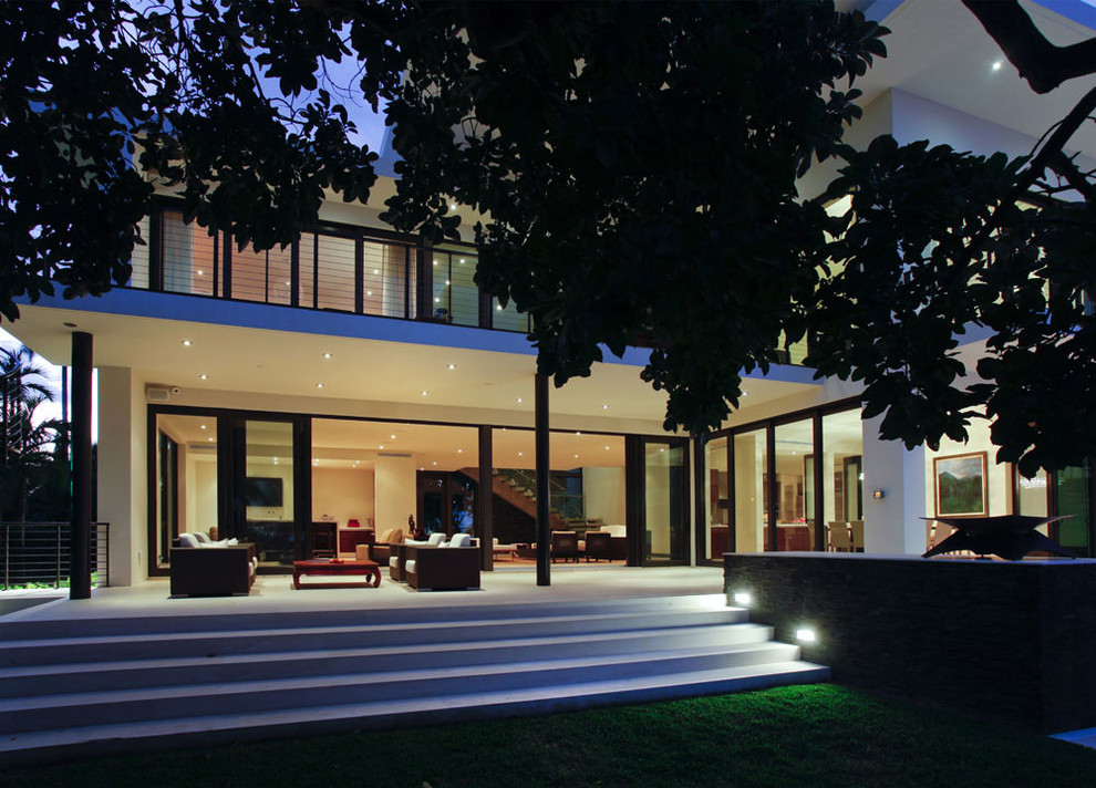 This is an example of an expansive contemporary patio in Miami.