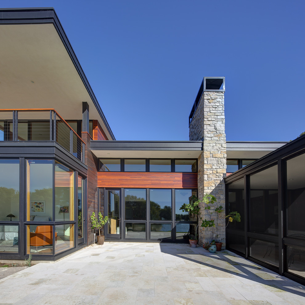 На фото: двор среднего размера на заднем дворе в стиле модернизм с покрытием из каменной брусчатки без защиты от солнца