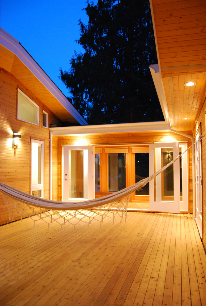 Свежая идея для дизайна: двор среднего размера на внутреннем дворе в стиле модернизм с настилом без защиты от солнца - отличное фото интерьера