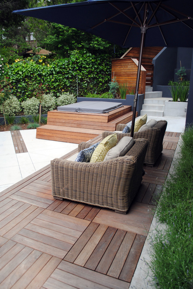 На фото: маленький двор на боковом дворе в стиле модернизм для на участке и в саду