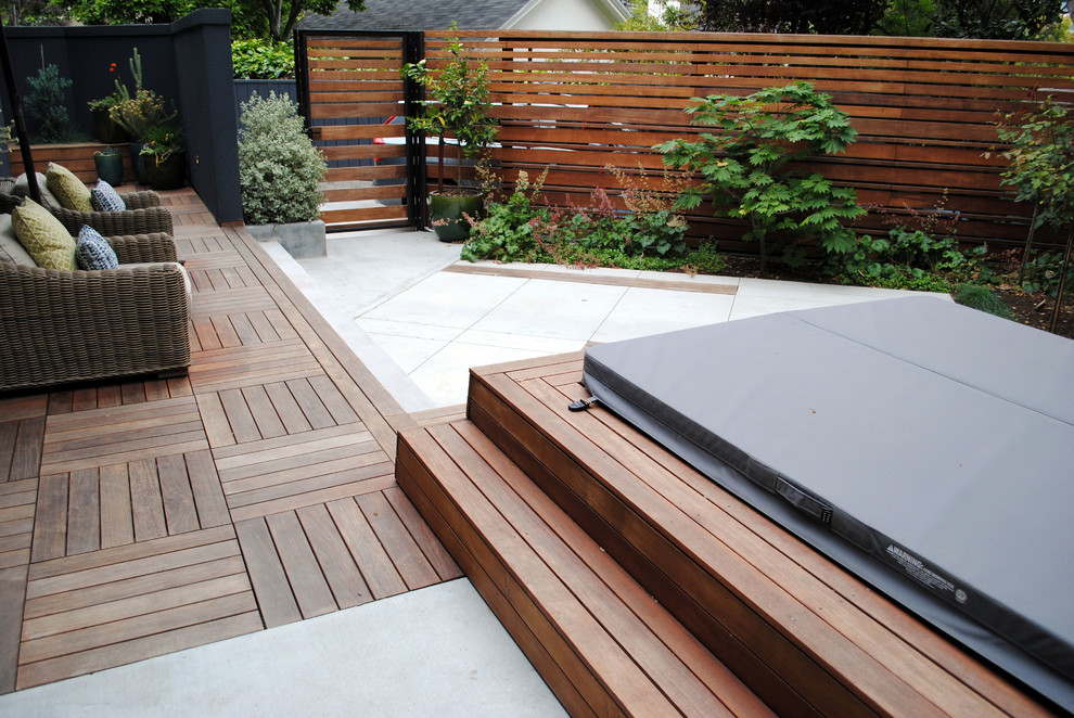 Photo of a small modern side patio in San Francisco.