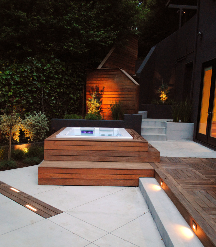 Example of a small minimalist side yard patio design in San Francisco with decking