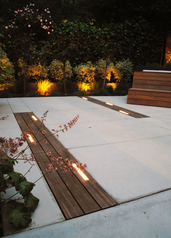 На фото: маленький двор на боковом дворе в стиле модернизм для на участке и в саду с