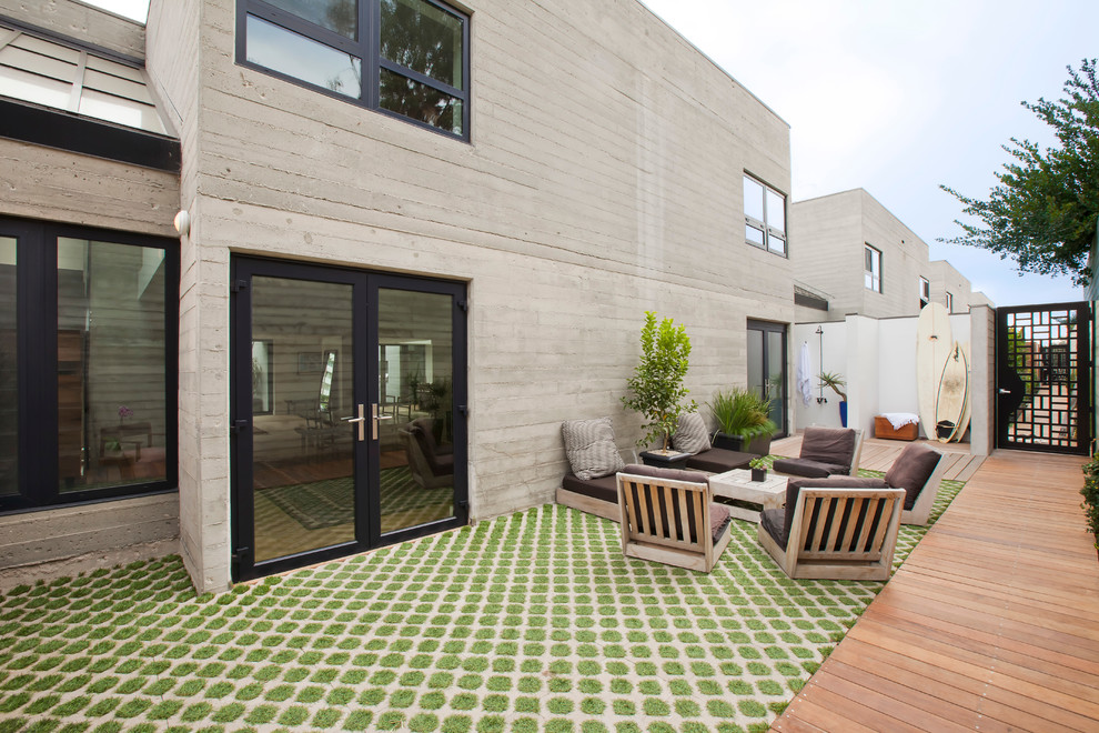 Cette image montre une terrasse design avec une cour, des pavés en béton et aucune couverture.