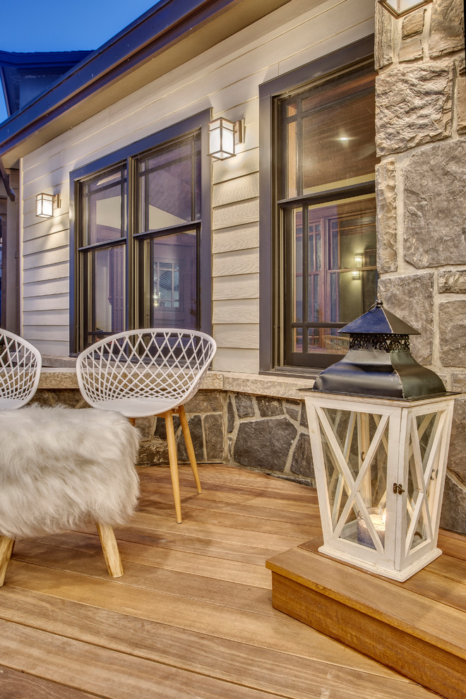 Großer, Überdachter Moderner Patio im Innenhof mit Outdoor-Küche und Dielen in Calgary