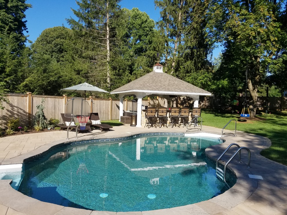 Идея дизайна: большой бассейн на заднем дворе в классическом стиле с покрытием из каменной брусчатки