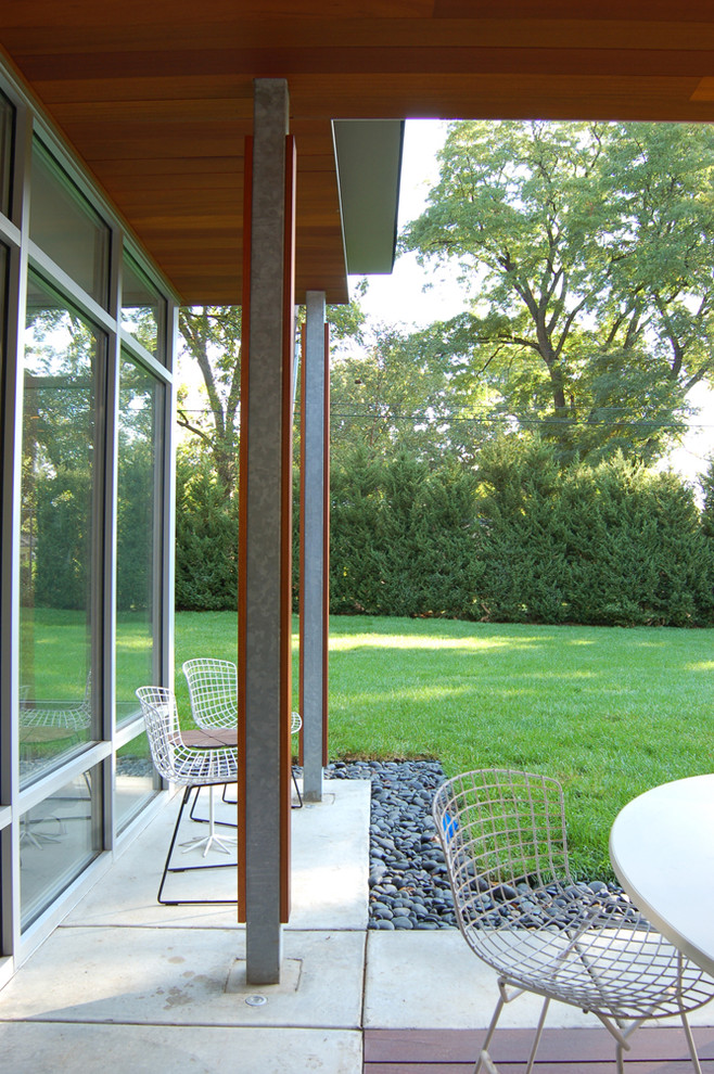 Идея дизайна: маленький двор в стиле модернизм с навесом для на участке и в саду