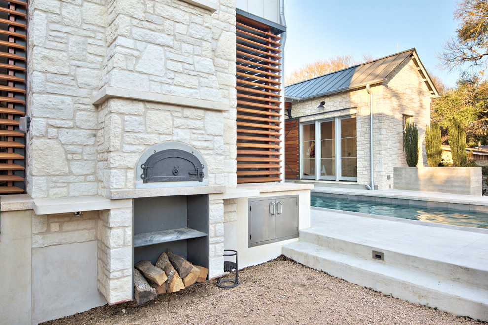 Diseño de patio clásico renovado grande sin cubierta en patio trasero con cocina exterior y granito descompuesto