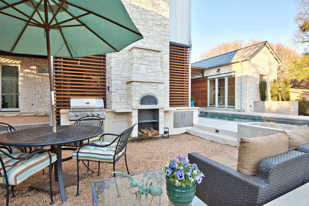 Unbedeckter, Großer Klassischer Patio hinter dem Haus mit Outdoor-Küche und Granitsplitt in Austin
