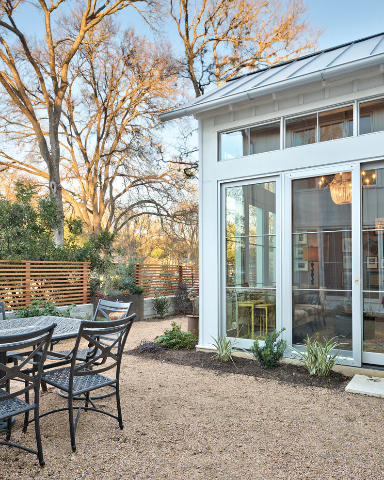 Esempio di un grande patio o portico classico davanti casa con nessuna copertura e graniglia di granito