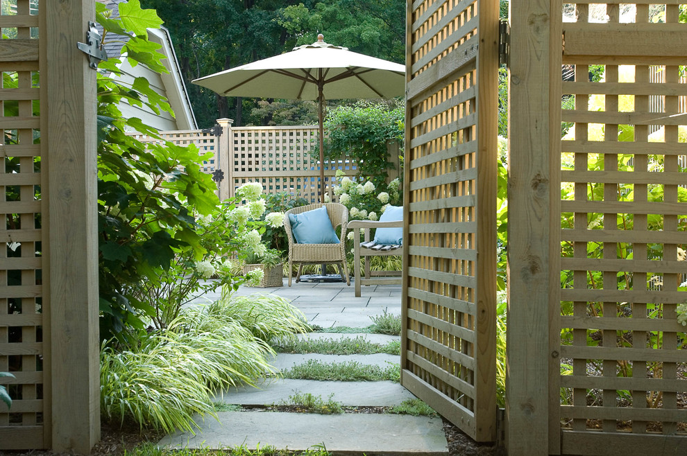 Foto di un patio o portico tradizionale con nessuna copertura